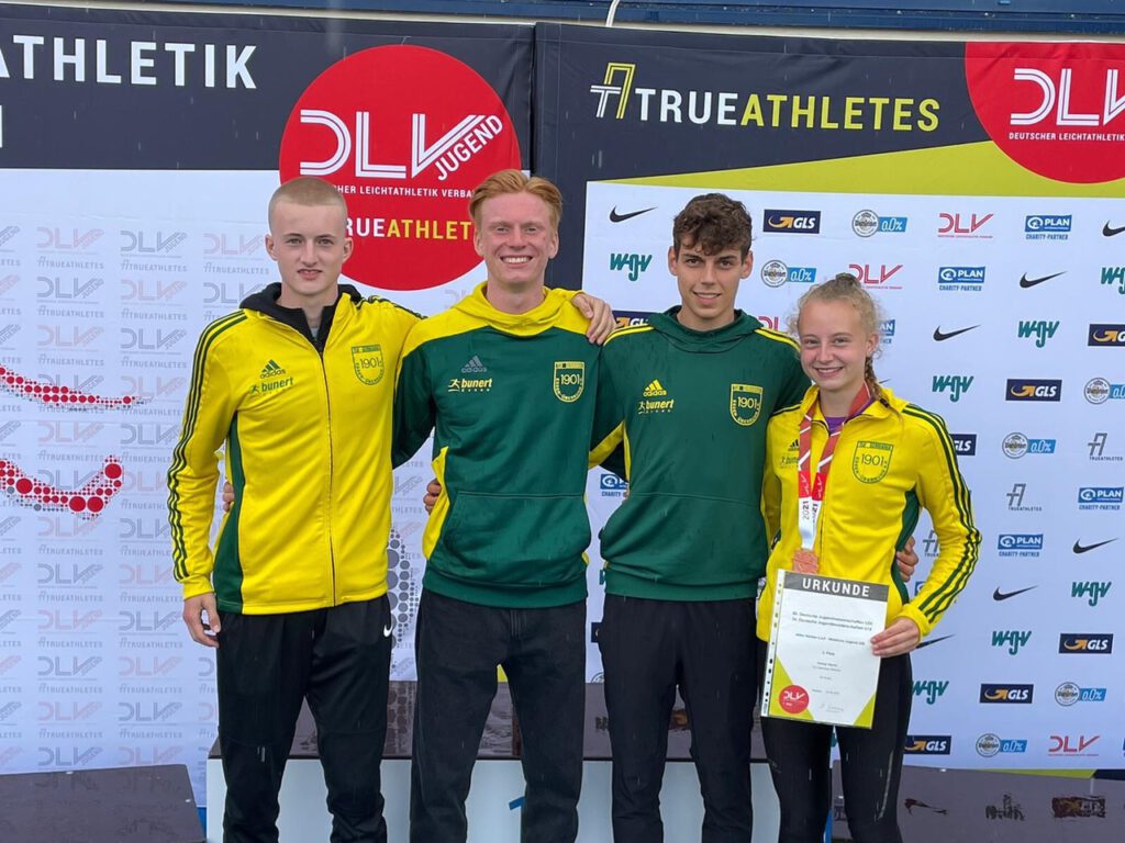 Das Bild zeigt die vier Teilnehmer von links: Finn-Ole Nilsson, Noah Felix Herrmanny, Luca Hoffmann und Medaillengewinnerin Viktoria Heising. (Bild: Lukas Rüenauver)