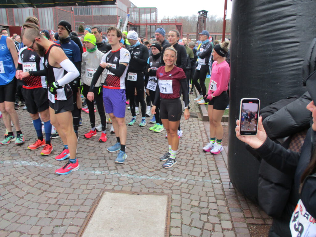 Start über 10 km, vorne re. mit der Start-Nr. 71 die Favoritin Joleen Gedwart, Ayyo Team Essen (Bild: Bruno Krüger)