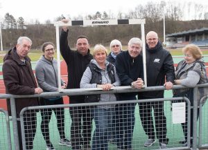 Das Bild zeigt von links: Knut Jendruck, Athletin Janina Tennler (ATV), Platzwart Oliver Fernbach mit Ehefrau Camilla, Annemarie Wienands (Essener LV), Kreis- Ehrenvorsitzender Klaus Diekmann, Rolf Bednarzik (FC Stoppenberg) und Gertrud Komhard. Bild: Georg Lukas