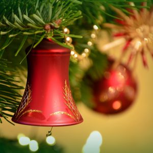 Bild eines Weihnachtsbaums mit Kugel und Baumschmuck