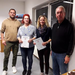 Der Vorsitzende der Regionsjugend Tim Husel, Melanie Adams (MTG Horst), Annette Schulz (Gehörlosen TSV) und Knut Jendruck (Spartenleiter Leichtathletik) bei der Übergabe der Ehrenurkunden vom LVN für den Einsatz im Sport.