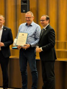 Michael Nowotnik bei seiner Ehrung durch OB Kufen